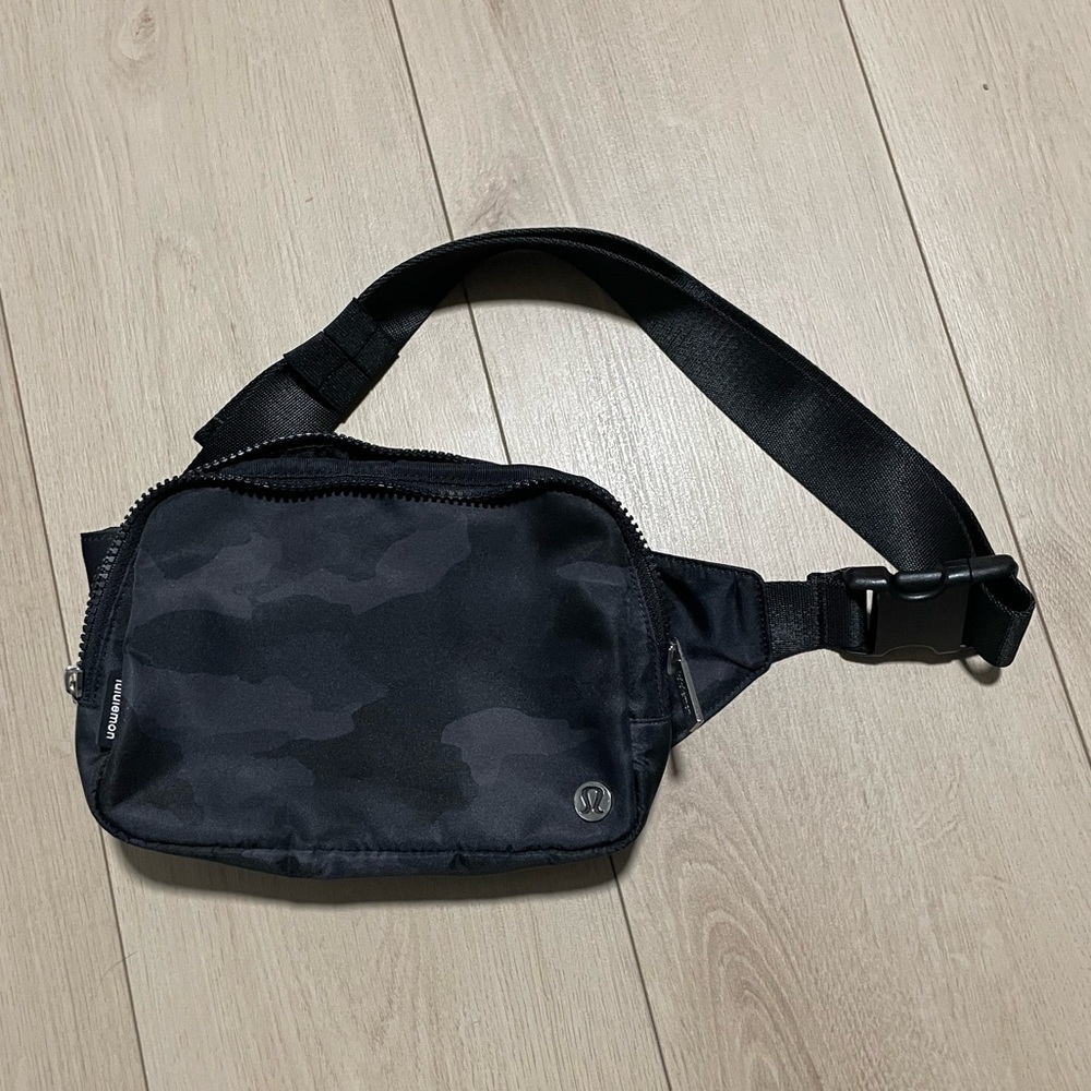 lululemon Black Camo everywhere belt bag large